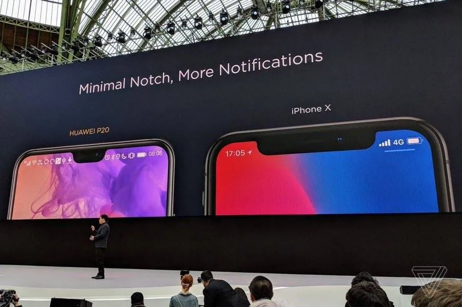 Slajd z premiery Huaweia P20 w Paryżu z hasłem „Minimal Notch, More Notifications”: po lewej ekran P20 z rzędem ikon na pasku stanu, po prawej iPhone X z kilkoma ikonami