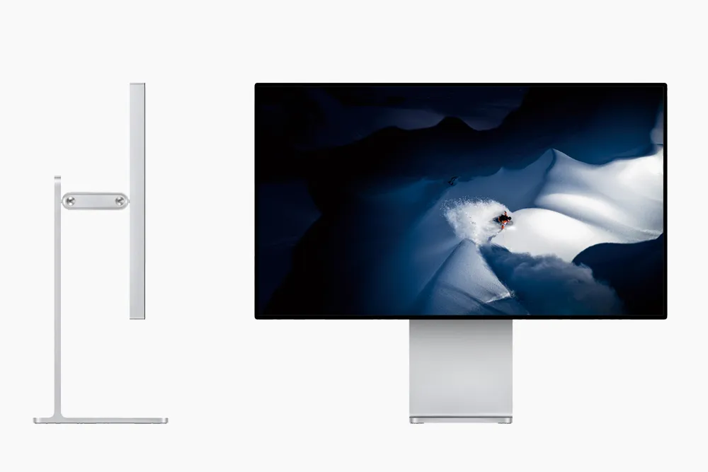 Monitor Apple Pro Display XDR na podstawce Pro Stand, widok z boku i z przodu, na ekranie zdjęcie narciarza na stoku